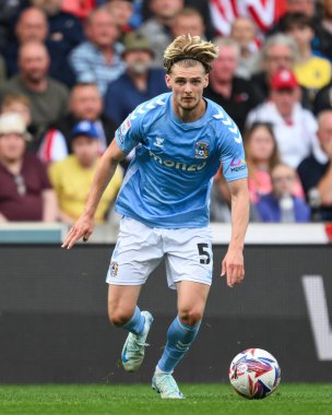 Coventry City 'den Jack Rudoni, Stoke City ile Coventry City arasındaki 10 Ağustos 2024' te Bet365 Stadyumu 'nda oynanan Sky Bet Şampiyonası maçında iş başında.