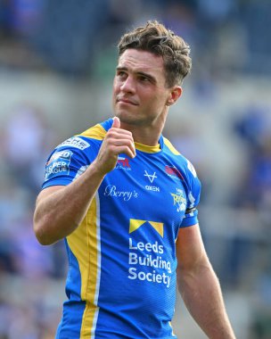 Leeds Rhinos takımından Brodie Croft, Leeds Stadyumu, Leeds, Birleşik Krallık 'ta oynanan 21. Betfred Süper Lig karşılaşmasında taraftarlara tam zamanlı destek veriyor.