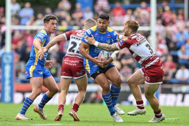 Leeds Rhinos takımından Rhyse Martin, Wigan Warriors 'tan Adam Keighran' la oynadığı Betfred Süper Lig 21. Raundunda Headingley Stadyumu 'nda Leeds Gergedan' a karşı Leeds - Wigan Warriors maçında mücadele etti.