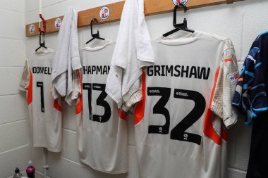 Blackpool deplasman soyunma odasında asılı tişörtler Sky Bet 1 maç Crawley Town - Blackpool Broadfield Stadyumu, Crawley, İngiltere, 10 Ağustos 2024