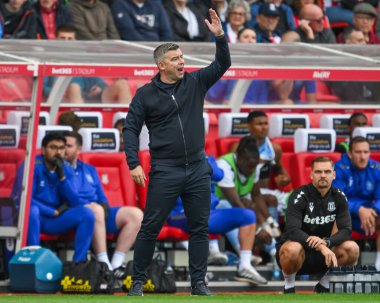 Stoke City 'den Steven Schumacher takımına, Stoke City ile Coventry City arasındaki 10 Ağustos 2024' te oynanan Bet365 Stadyumu 'ndaki Sky Bet Şampiyonası maçında talimat veriyor.