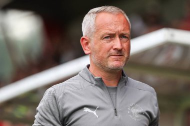 Neil Critchley, Blackpool 'un teknik direktörü. 10 Ağustos 2024' te Broadfield Stadyumu 'nda Crawley Town' a karşı Blackpool maçında.