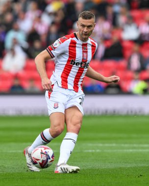 Stoke City 'den Ben Gibson, Stoke City ile Coventry City' nin 10 Ağustos 2024 'te oynadığı Bet365 Stadyumu' nda oynanan Sky Bet Şampiyonası maçında iş başında.