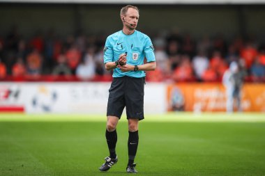 Hakem Sam Purkiss Sky Bet Ligi 1 karşılaşmasında Crawley Town - Blackpool Broadfield Stadyumu, Crawley, İngiltere, 10 Ağustos 2024