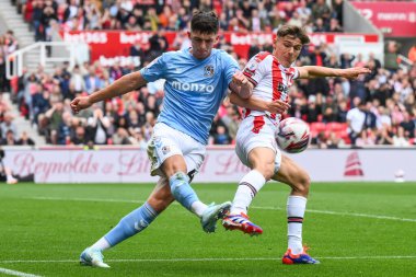 Coventry City 'den Bobby Thomas topu Stoke City' den Emre Tezgel 'in 10 Ağustos 2024' te Bet365, Stoke-on-Trent, İngiltere 'deki Stoke City Coventry City' ye karşı oynanan Gökyüzü İddia Şampiyonası karşılaşmasında top için verdiği mücadeleye götürüyor.