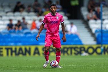 West Bromwich Albion takımından Darnell Furlong, 10 Ağustos 2024 'te İngiltere' deki Kiyan Prince Foundation Stadyumu 'nda Queens Park Rangers-West Bromwich Albion maçında izlemektedir.