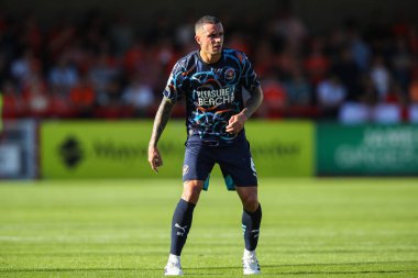 Blackpool takımından Oliver Norburn 10 Ağustos 2024 'te Crawley Town, Broadfield Stadyumu' nda Blackpool 'a karşı oynadığı maçta