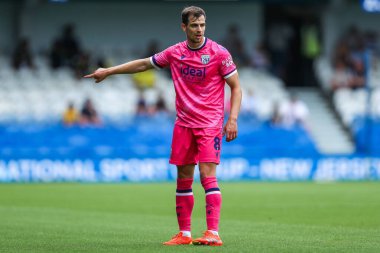 West Bromwich Albion 'dan Jayson Molumby takım talimatlarını 10 Ağustos 2024' te Londra 'daki Kiyan Prince Foundation Stadyumu' nda Queens Park Rangers-West Bromwich Albion maçında veriyor.