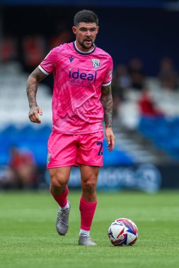 West Bromwich Albion takımından Alex Mowatt, 10 Ağustos 2024 'te Londra' daki Kiyan Prince Foundation Stadyumu 'nda Queens Park Rangers-West Bromwich Albion maçında topla koşuyor.