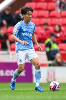 Coventry City 'den Tatsuhiro Sakamoto, Stoke City ile Coventry City arasındaki 10 Ağustos 2024' te oynanan Bet365 Stadyumu 'nda oynanan Sky Bet Şampiyonası maçında topla bir çıkış yaptı.