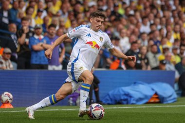 Leeds United takımından Jol Piroe, 10 Ağustos 2024 'te Leeds Road, Leeds, İngiltere' de oynanan Sky Bet Şampiyonası maçında topu aldı.