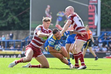 Wigan Warriors 'dan Sam Walters, Leeds Rhinos' tan James Bentley 'i, Leeds Süper Lig 21. Raundda Headingley Stadyumu' nda Leeds 'e karşı Wigan Warriors maçında yendi.