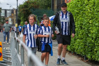 West Bromwich Albion taraftarları, 10 Ağustos 2024 'te Londra' daki Kiyan Prince Foundation Stadyumu 'nda oynanan Queens Park Rangers-West Bromwich Albion maçından önce Matrade Loftus Road Stadyumu' na geldiler.