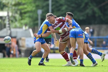 Wigan Warriors takımından Patrick Mago topu Betfred Süper Lig 21. Raundunda Headingley Stadyumu 'nda Leeds Gergedan Savaşçılarına karşı oynuyor.