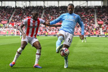 Coventry City 'den Hacı Wright Stoke City' li Junior Tchamadeu 'yu Stoke City ile Coventry City arasındaki 10 Ağustos 2024' te Bet365 Stadyumu 'nda oynuyor.