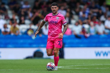 West Bromwich Albion takımından Alex Mowatt, 10 Ağustos 2024 'te Londra' daki Kiyan Prince Foundation Stadyumu 'nda Queens Park Rangers-West Bromwich Albion maçında topla koşuyor.