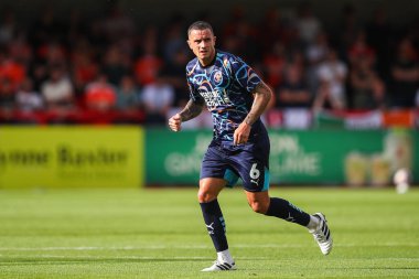 Blackpool takımından Oliver Norburn 10 Ağustos 2024 'te Crawley Town, Broadfield Stadyumu' nda Blackpool 'a karşı oynadığı maçta