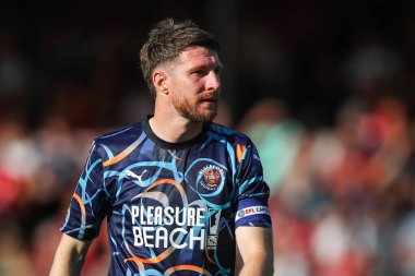 Blackpool takımından James Husband, 10 Ağustos 2024 'te Crawley Town, Broadfield Stadyumu' nda Blackpool 'a karşı oynanan 1.