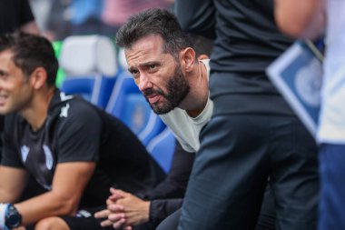 West Bromwich Albion takımından Carlos Corberan, 10 Ağustos 2024 'te İngiltere' deki Kiyan Prince Foundation Stadyumu 'nda Queens Park Rangers-West Bromwich Albion maçında izlemektedir.