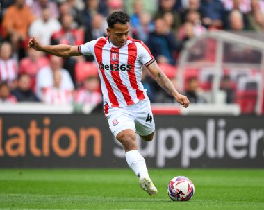 Stoke City 'den Milyon Manhoef, Stoke City ile Coventry City arasındaki 10 Ağustos 2024 tarihli Stoke-on-Trent Stadyumu' nda oynanan Gökyüzü İddia Şampiyonası maçında gol atarken görülüyor.