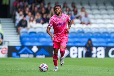 West Bromwich Albion takımından Darnell Furlong, 10 Ağustos 2024 'te İngiltere' deki Kiyan Prince Foundation Stadyumu 'nda Queens Park Rangers-West Bromwich Albion maçında maç yapıyor.