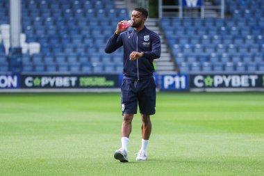 West Bromwich Albion takımından Darnell Furlong, 10 Ağustos 2024 'te Londra' daki Kiyan Prince Foundation Stadyumu 'nda Queens Park Rangers-West Bromwich Albion maçından önce Matrade Loftus Road Stadyumu' na vardı.