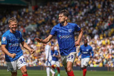 Portsmouth takımından Callum Lang, 10 Ağustos 2024 'te Leeds Road, Leeds, İngiltere' de oynanan Sky Bet Şampiyonası maçında 2-3 'lük galibiyetini kutluyor.