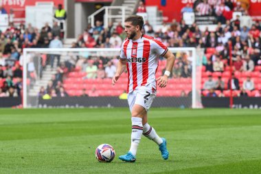Stoke City 'den Lynden Gooch, Stoke City ile Coventry City arasındaki 10 Ağustos 2024' te oynanan Bet365 Stadyumu 'nda oynanan Gökyüzü İddia Şampiyonası maçında topla bir çıkış yaptı.
