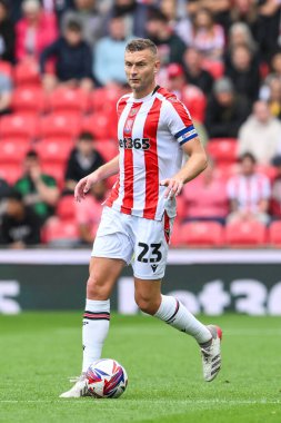 Stoke City 'den Ben Gibson, Stoke City ile Coventry City' nin 10 Ağustos 2024 'te oynadığı Bet365 Stadyumu' nda oynanan Sky Bet Şampiyonası maçında iş başında.