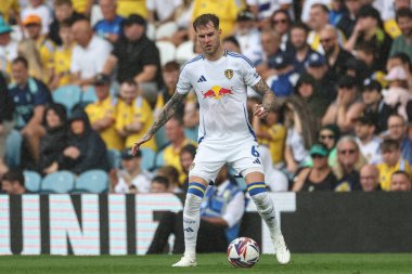 Leeds United takımından Joe Rodon 10 Ağustos 2024 'te Leeds Road, Leeds, İngiltere' de Leeds United 'a karşı oynanan Sky Bet Şampiyonası maçında topu aldı.