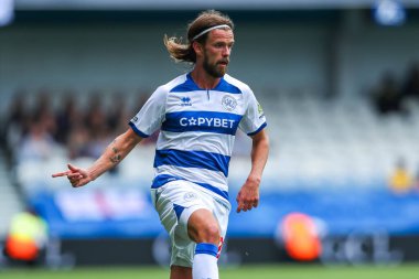 Queens Park Rangers takımından Lucas Andersen, 10 Ağustos 2024 'te Londra' daki Kiyan Prince Vakfı Stadyumu 'nda Queens Park Rangers ve West Bromwich Albion maçında maç yapıyor.