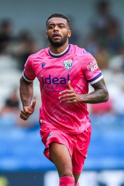 West Bromwich Albion takımından Darnell Furlong, 10 Ağustos 2024 'te İngiltere' deki Kiyan Prince Foundation Stadyumu 'nda Queens Park Rangers-West Bromwich Albion maçında maç yapıyor.
