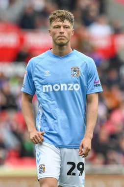 Coventry City 'den Victor Torp, 10 Ağustos 20244' te Stoke City ile Coventry City arasında oynanan maçta Bet365 Stadyumu, Stoke-on-Trent, Birleşik Krallık