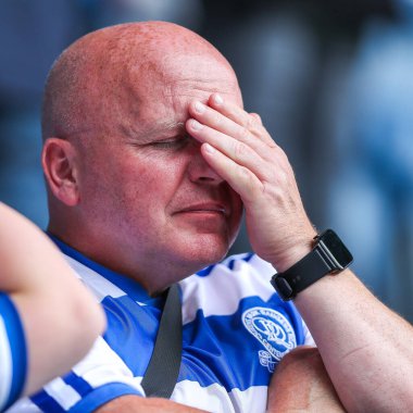 QPR taraftarları, 10 Ağustos 2024 'te Londra' daki Kiyan Prince Foundation Stadyumu 'nda oynanan Queens Park Rangers-West Bromwich Albion maçında takımların yenilmesinin ardından üzgün görünüyorlar.