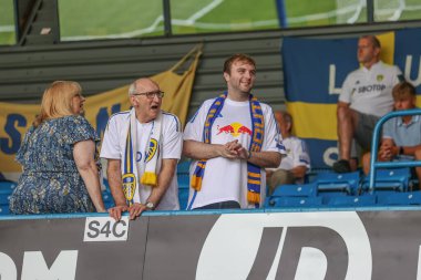 Leeds taraftarları 10 Ağustos 2024 'te Leeds United ile Portsmouth arasındaki Sky Bet Şampiyonası maçında Elland Road, Leeds, İngiltere' ye geldiler.