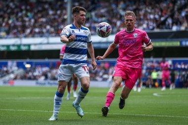 Queens Park Korucuları 'ndan Paul Smyth, West Bromwich Albion takımının Queens Park Rangers - West Bromwich Albion maçı sırasında Londra, Kiyan Prince Foundation Stadyumu' nda Batı Bromwich Albion maçında West Bromwich Albion 'dan baskı görüyor.
