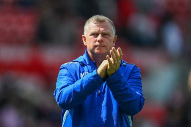 Coventry City 'nin Mark Robins Müdürü 10 Ağustos 2024' te Stoke City ile Coventry City arasında oynanan Sky Bet Şampiyonası maçının sonunda taraftarları alkışlıyor.