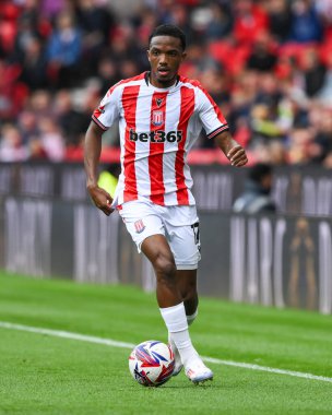 Stoke City 'den Eric Bocat, Stoke City ile Coventry City arasındaki 10 Ağustos 2024' te oynanan Bet365 Stadyumu 'nda oynanan Gökyüzü İddia Şampiyonası maçında topla bir çıkış yaptı.
