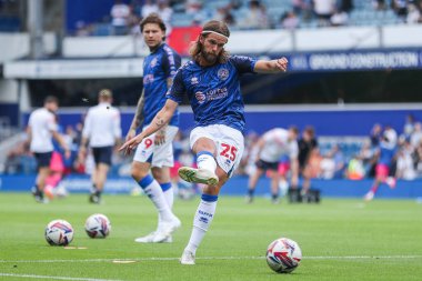 Queens Park Korucuları 'ndan Lucas Andersen, 10 Ağustos 2024' te Londra 'daki Kiyan Prince Vakfı Stadyumu' nda Queens Park Rangers - West Bromwich Albion maçından önce ısınıyor.