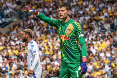 Leeds United takımından Illan Meslier, 10 Ağustos 2024 'te Leeds Road, Leeds, İngiltere' de oynanan Sky Bet Şampiyonası maçında takımına talimat veriyor.