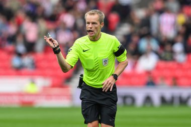 Hakem Gavin Ward Sky Bet Şampiyonası maçında Stoke City ile Coventry City 'nin Bet365 Stadyumu, Stoke-on-Trent, Birleşik Krallık, 10 Ağustos 2024