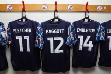 Blackpool deplasman soyunma odasında asılı tişörtler Sky Bet 1 maç Crawley Town - Blackpool Broadfield Stadyumu, Crawley, İngiltere, 10 Ağustos 2024