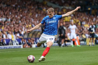 Portsmouth 'dan Owen Moxon, 10 Ağustos 2024' te Leeds United 'ın Portsmouth' a karşı oynadığı Sky Bet Şampiyonası maçında topu geçiyor.