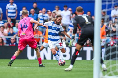 Queens Park Rangers takımından Lucas Andersen, 10 Ağustos 2024 'te Londra' daki Kiyan Prince Vakfı Stadyumu 'nda Queens Park Rangers - West Bromwich Albion maçında çekim yapıyor.