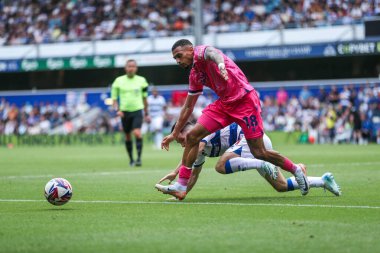 Queens Park Rangers 'dan Paul Smyth, West Bet Şampiyonası' nda West Bromwich Albion takımından Karlan Ahearne-Grant ile birlikte Kiyan Prince Foundation Stadyumu 'nda Queens Park Rangers-West Bromwich Albion maçında top için mücadele ediyor.