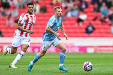 Coventry City 'den Jamie Allen, Stoke City ile Coventry City arasındaki 10 Ağustos 2024' te oynanan Bet365 Stadyumu 'nda oynanan Gökyüzü İddia Şampiyonası maçında topla bir çıkış yaptı.