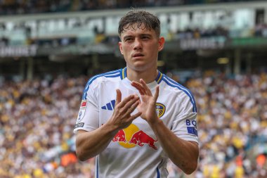 Leeds United takımından Jol Piroe, 10 Ağustos 2024 'te Leeds Road, Leeds, İngiltere' de oynanan Sky Bet Şampiyonası karşılaşmasında taraftarları alkışlıyor.