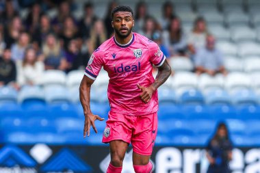 West Bromwich Albion takımından Darnell Furlong, 10 Ağustos 2024 'te İngiltere' deki Kiyan Prince Foundation Stadyumu 'nda Queens Park Rangers-West Bromwich Albion maçında maç yapıyor.