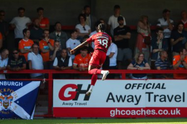 Crawley Town 'dan Armando Quitirna, 10 Ağustos 2024' te İngiltere 'nin Crawley Stadyumu' ndaki Crawley Town-Blackpool maçında 2-0 'lık galibiyetini kutluyor.