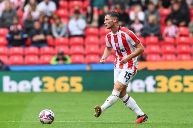 Stoke City 'den Jordan Thompson Stoke City ile Coventry City arasındaki 10 Ağustos 2024' te oynanan Bet365 Stadyumu 'nda oynanan Sky Bet Şampiyonası maçında pas attı.